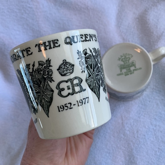 Queen Elizabeth II Silver Jubilee Tea Cups/Coffee Mug - Picture 5 of 9
